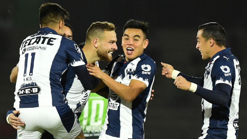 Jugadores de fútbol celebrando un gol
