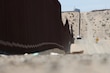 EU refuerza presencia militar en la frontera de Arizona; Un hombre detenido intentando saltar 