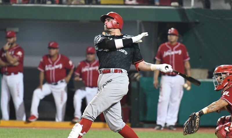 Jonrón de pelotero en un juego de béisbol