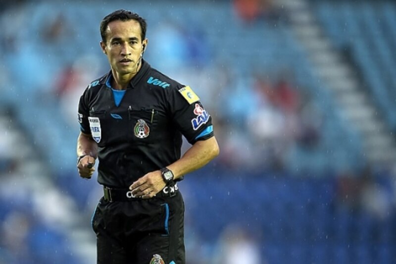 El árbitro Marco Antonio Ortiz pita el inicio del partido