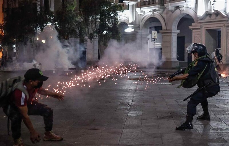 Enfrentamientos entre manifestantes y policías en Chile