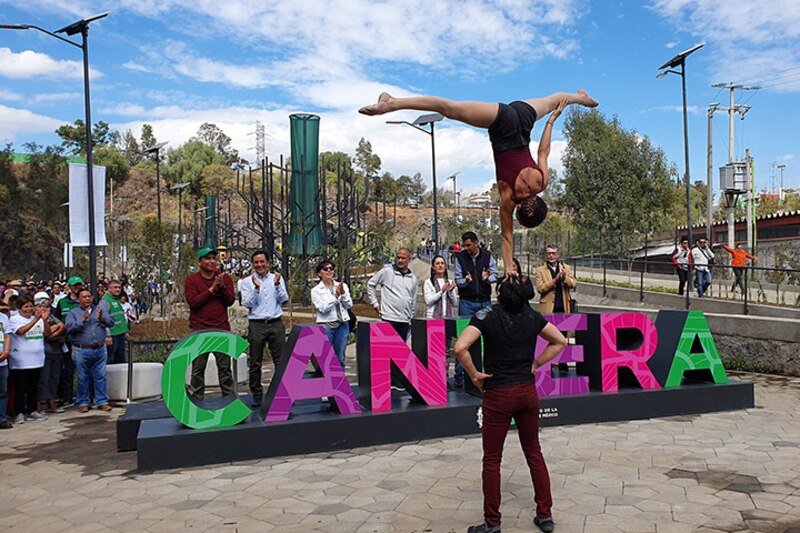 Acróbata realiza un espectáculo en la inauguración del Parque Cantera