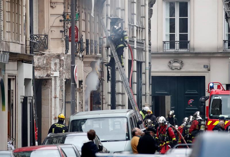 Bomberos apagan un incendio en un edificio de París