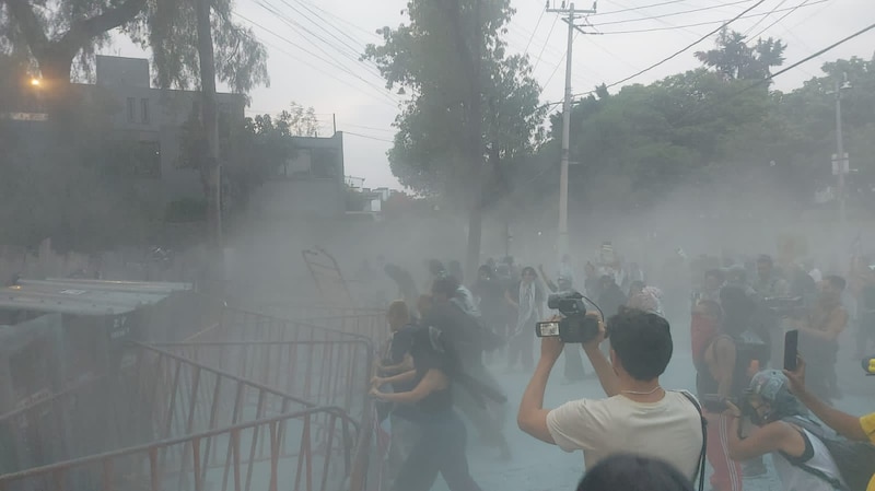 Enfrentamientos entre manifestantes y policías en las calles de la Ciudad de México