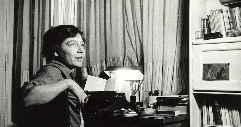Escritora en su escritorio