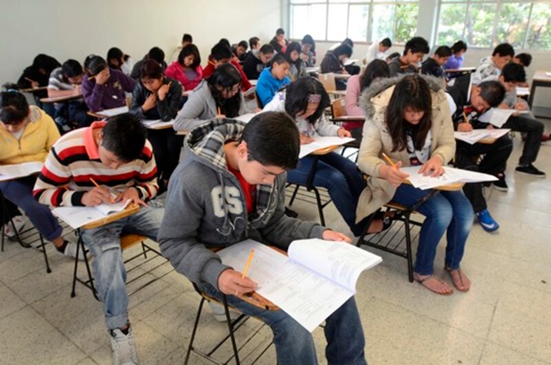 Estudiantes tomando un examen en un aula