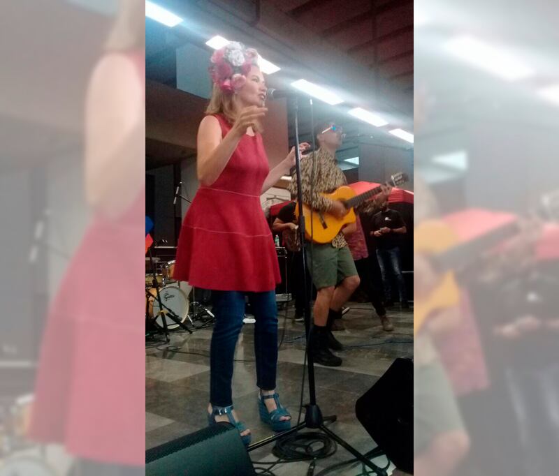Cantante mexicana ameniza con su música un mercado en España