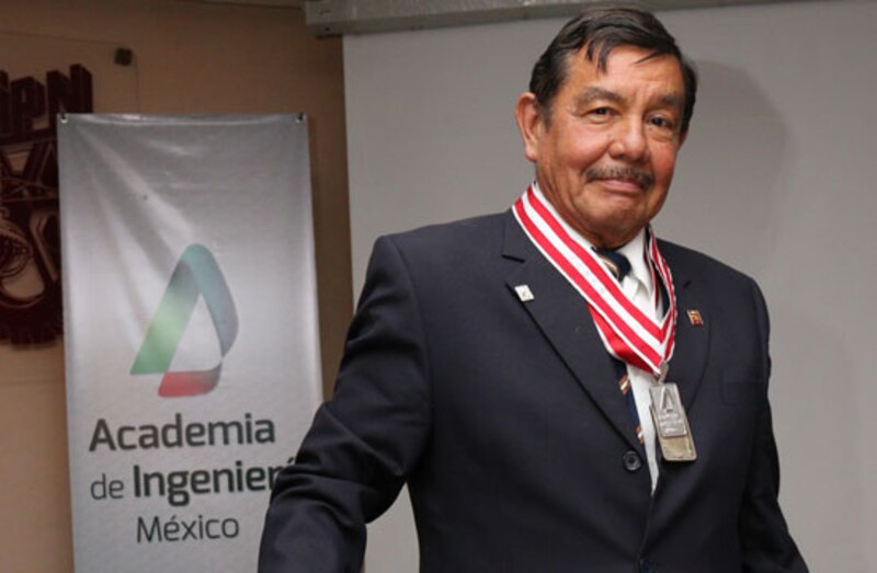 El Dr. José Luis Sánchez, miembro de la Academia de Ingeniería de México, recibe un reconocimiento por su trayectoria profesional.