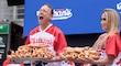 Triunfal regreso del “rey del hot dog” en NY; se come 70 en 10 minutos en festejo del 4 de julio 