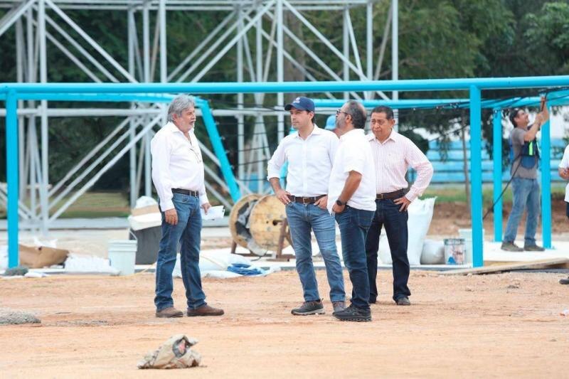 El presidente inaugura un nuevo parque de diversiones en la ciudad