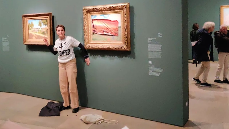 Mujer protesta en un museo