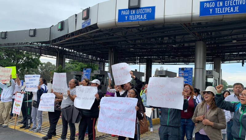 Possible title: Protesta de profesores en México por el pago completo de sus salarios