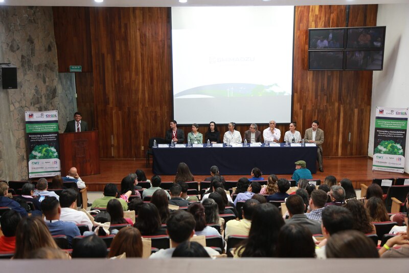 Participantes del Congreso Internacional de Ciencias Ambientales 2025 en el CUGDL durante una ponencia sobre sostenibilidad y medio ambiente