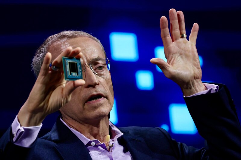 El CEO de Intel, Pat Gelsinger, muestra el nuevo chip de la compañía durante un evento de prensa.