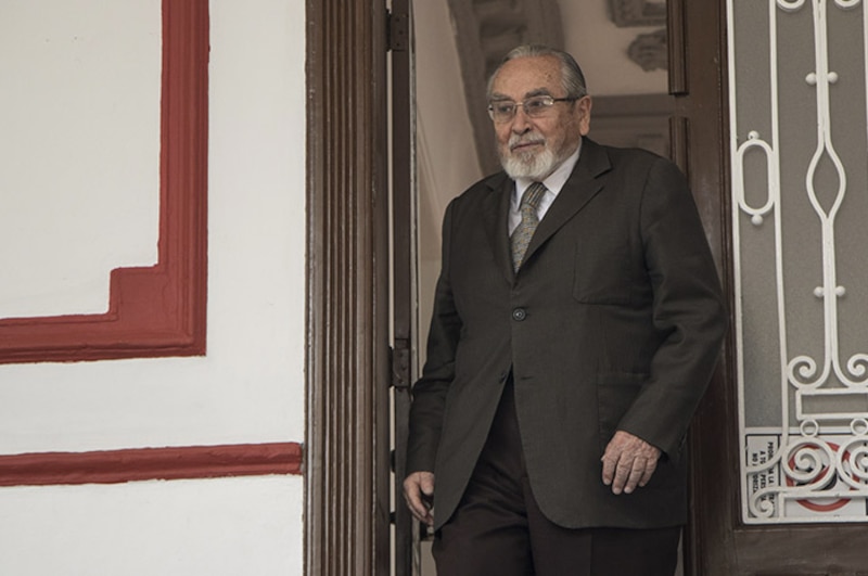 El expresidente colombiano Belisario Betancur sale de su residencia en Bogotá