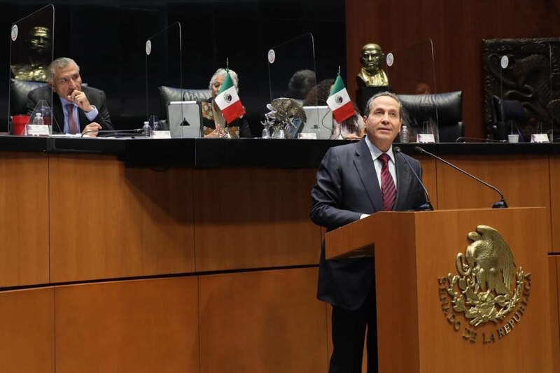 Diputado mexicano da un discurso en el podio.