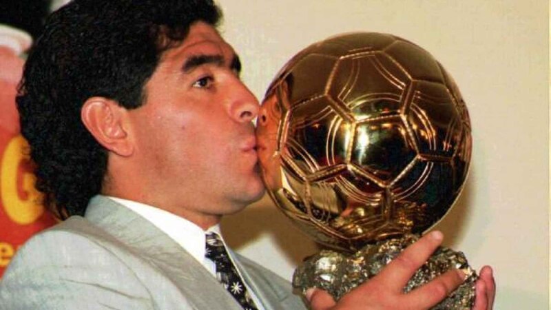 Maradona besa la copa del mundo