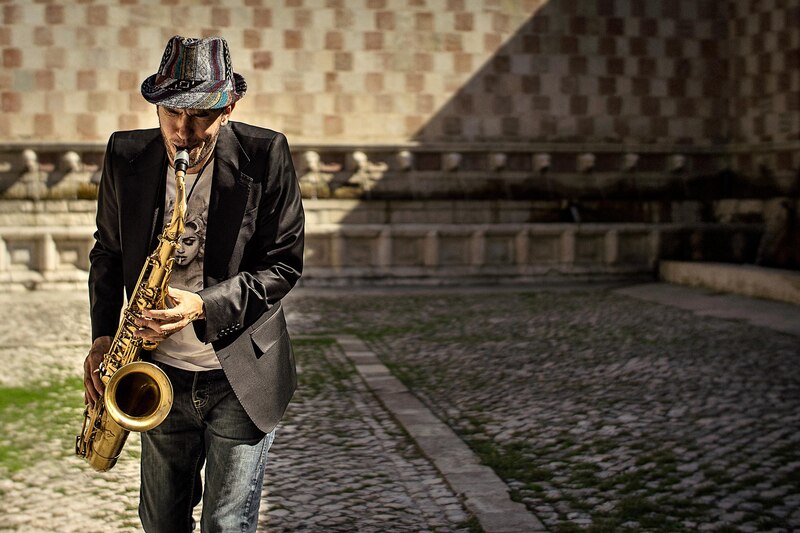 Saxofonista tocando en la calle