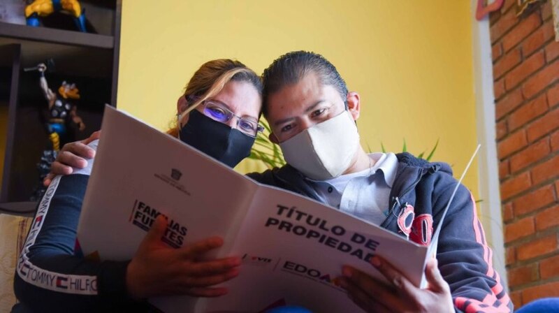 Pareja leyendo un libro sobre cómo comprar una casa
