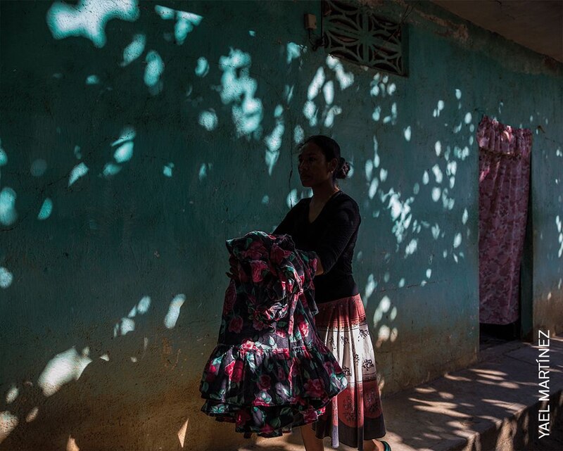 Mujer con vestido tradicional mexicano