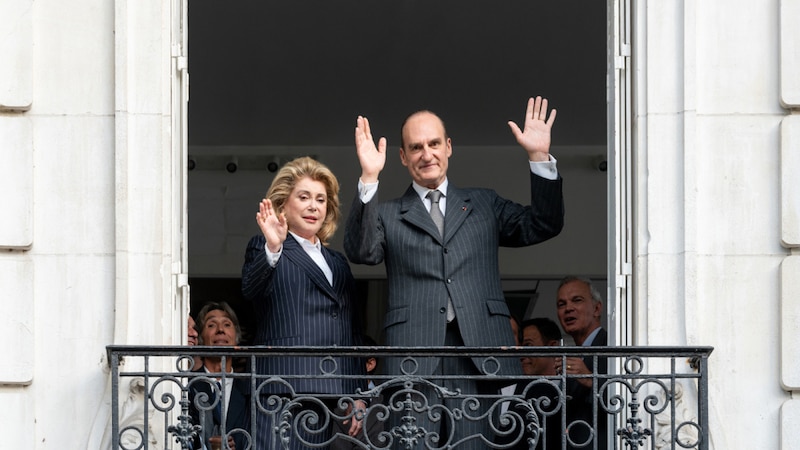 El presidente francés Emmanuel Macron y su esposa Brigitte Macron saludan desde el balcón del Palacio del Elíseo en París, Francia.