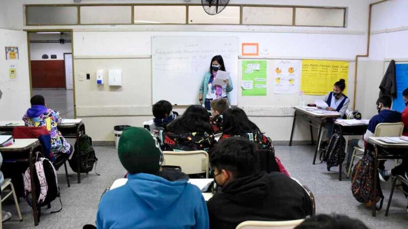 Profesora dando clase en el aula