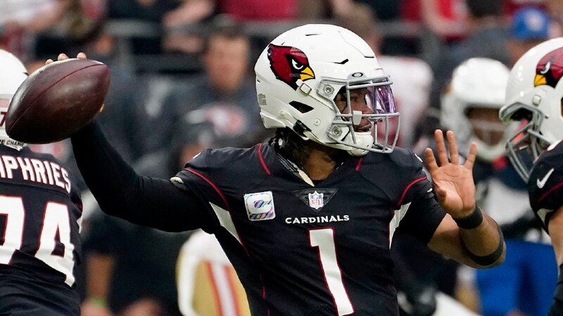 El mariscal de campo de los Arizona Cardinals, Kyler Murray, lanza un pase durante el partido contra los San Francisco 49ers.