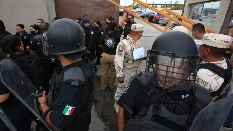 Policías antimotines mexicanos se enfrentan a manifestantes