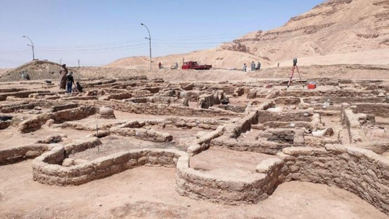 El equipo de arqueólogos trabaja en las ruinas de una antigua ciudad