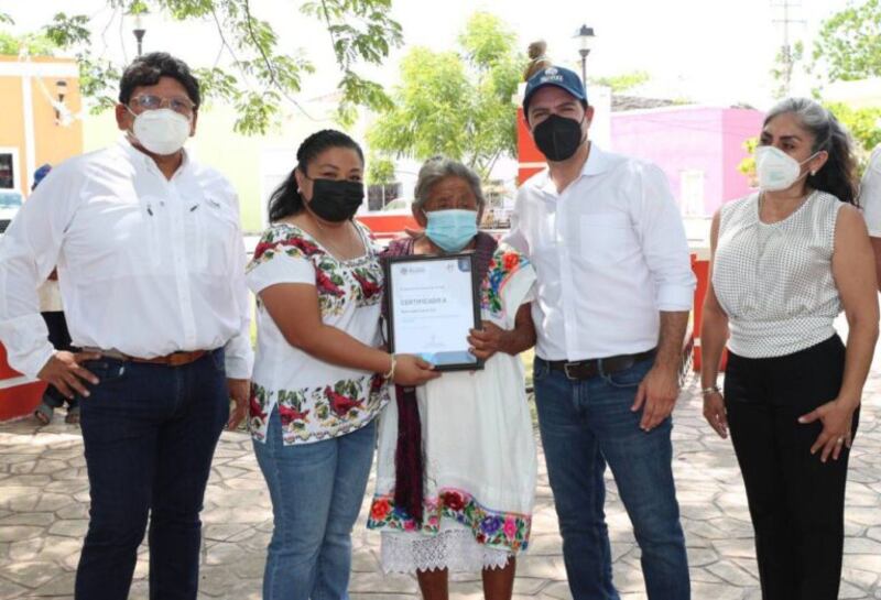 Entrega de reconocimiento a la ciudadana más longeva del municipio