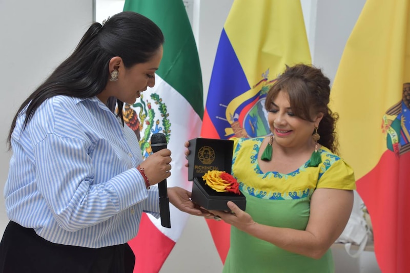 Entrega de presentes en la ceremonia de bienvenida de la nueva embajadora de México en Ecuador