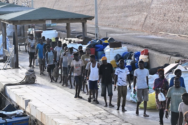 Migrantes llegan a España en busca de una vida mejor