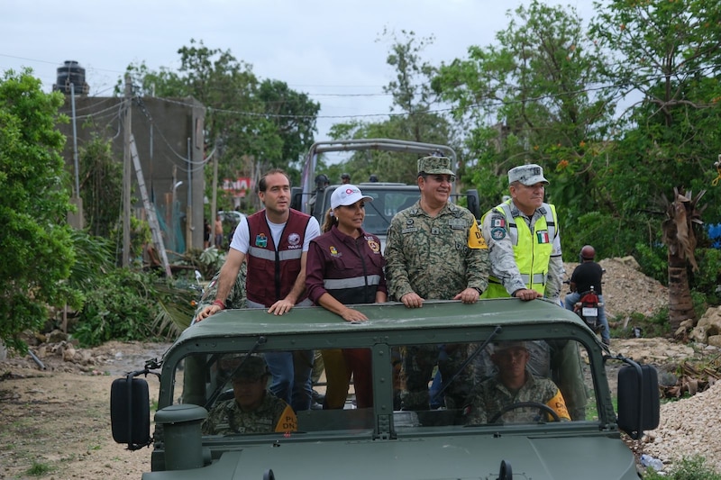 Visita de funcionarios a zonas afectadas por huracán