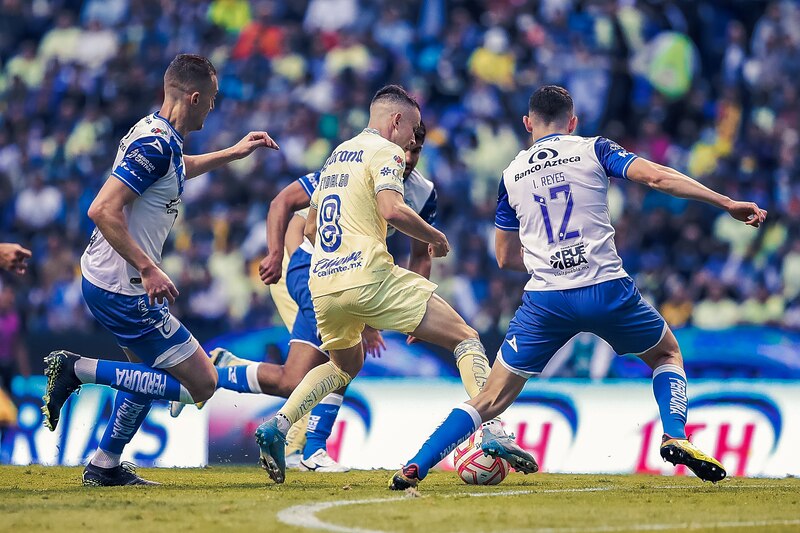 Jugadores de fútbol disputando un balón