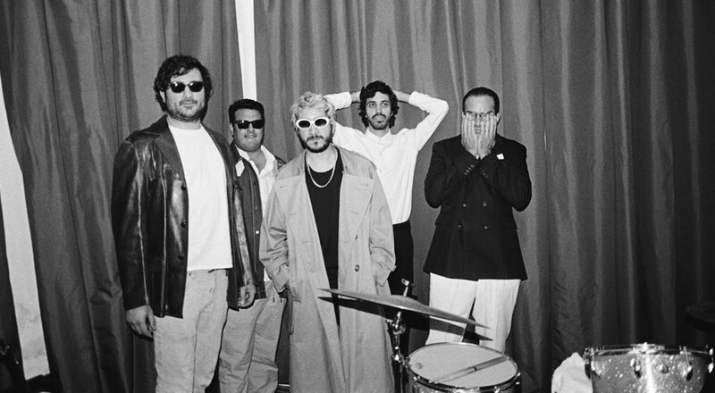 Grupo de amigos posando para una foto en blanco y negro.