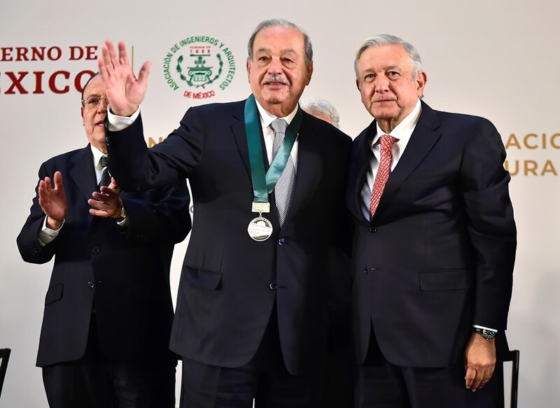 Carlos Slim y Enrique Peña Nieto en la ceremonia de entrega de la Medalla de Honor de la Asociación de Ingenieros y Arquitectos de México