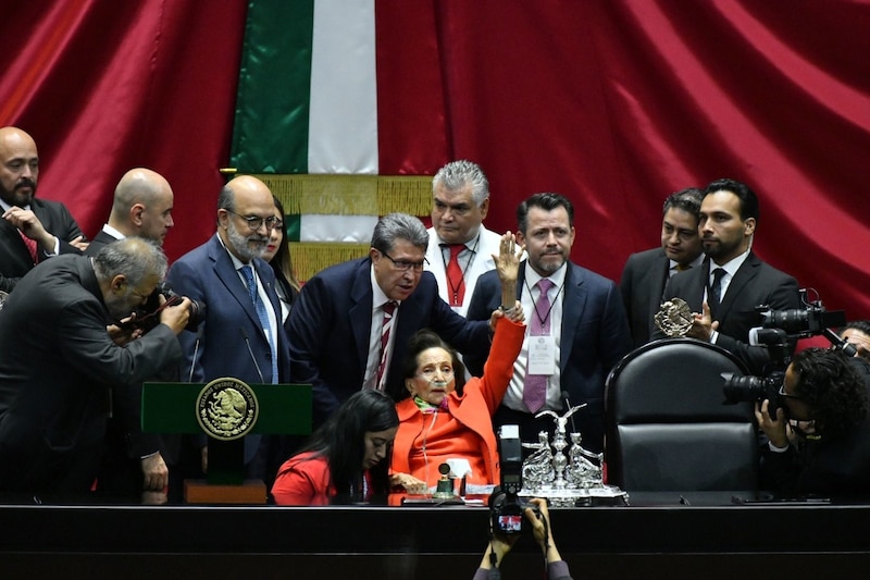 La senadora Ifigenia Martínez recibe un homenaje en el Senado de la República.