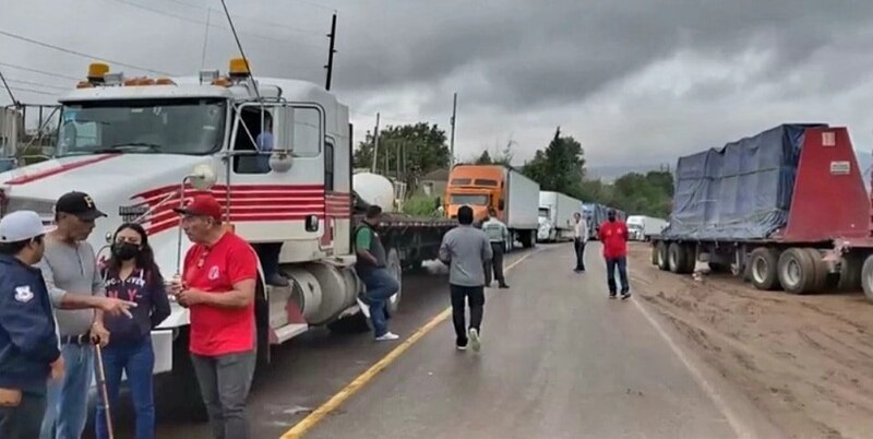 Camiones varados en la carretera por un derrumbe