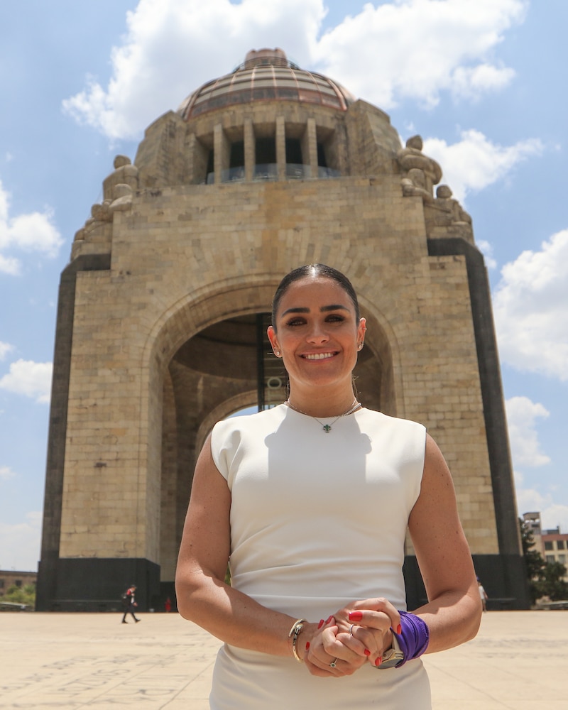 La futbolista mexicana, Kenti Robles, posa frente al Monumento a la Revolución en la Ciudad de México.