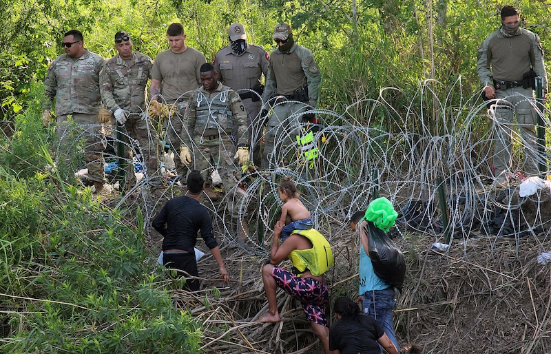 Migrantes cruzan la frontera entre Estados Unidos y México