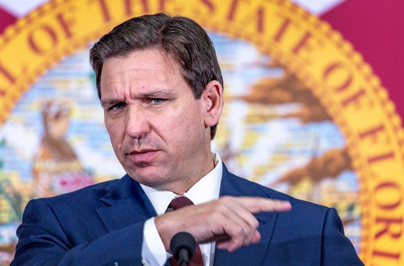 El gobernador de Florida, Ron DeSantis, apunta con el dedo.