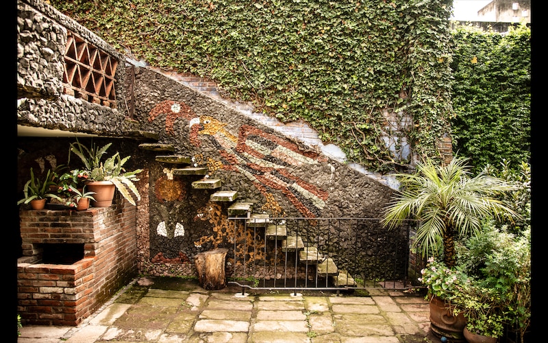 Escalera decorada con mosaicos en una casa de estilo modernista en México