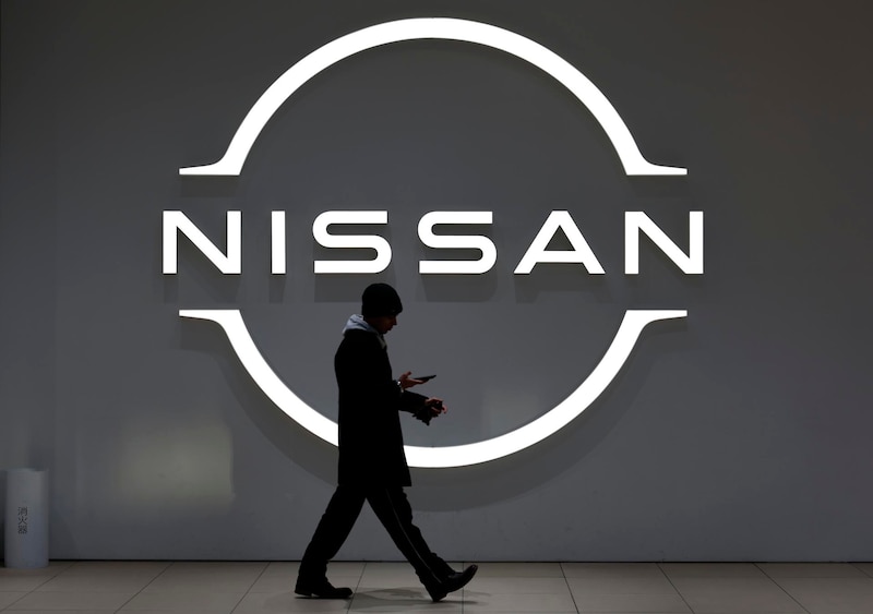 Logo de Nissan, fabricante que evalúa mover su producción fuera de México si se imponen altos aranceles a sus exportaciones hacia EU