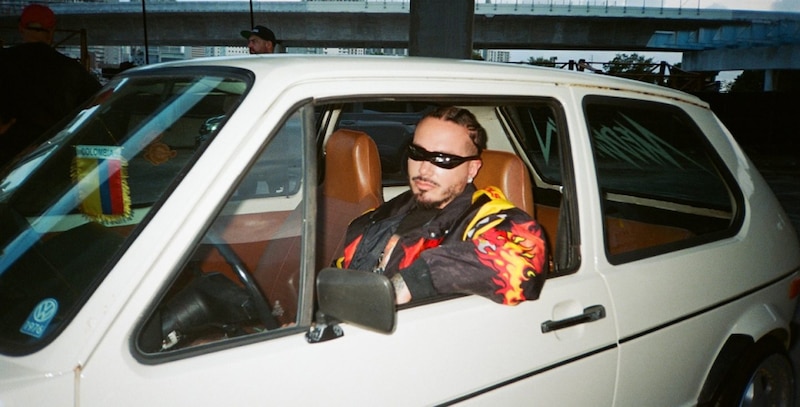 Maluma en un carro blanco