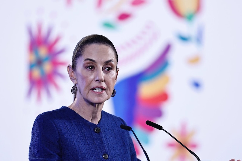 La presidenta de México Claudia Sheinbaum, habla este jueves durante una rueda de prensa matutina en Ciudad de México (México).