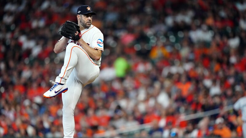 El lanzador Justin Verlander de los Astros de Houston en acción durante el juego 5 de la Serie Mundial 2022 contra los Phillies de Filadelfia.