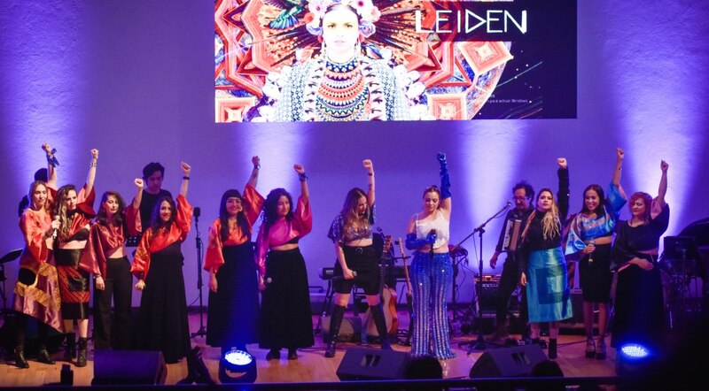 Mujeres cantando en un escenario