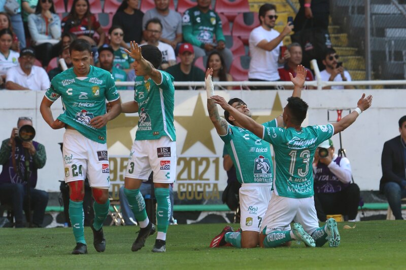 Jugadores del Club León celebran un gol