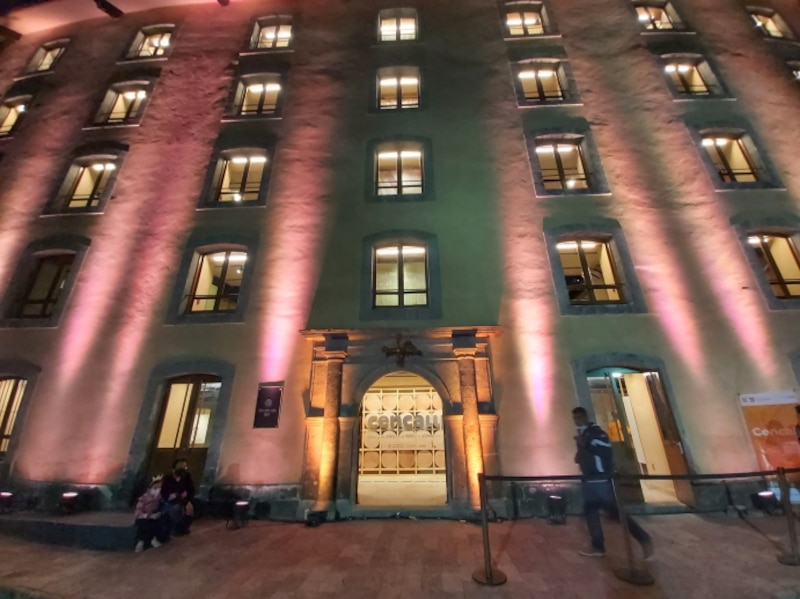 Iluminación nocturna del edificio de la Antigua Aduana en Guanajuato, México.