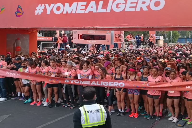 Mujeres corriendo en la Carrera Bonafont 2025 con camisetas rosas, en un ambiente de entusiasmo y empoderamiento.